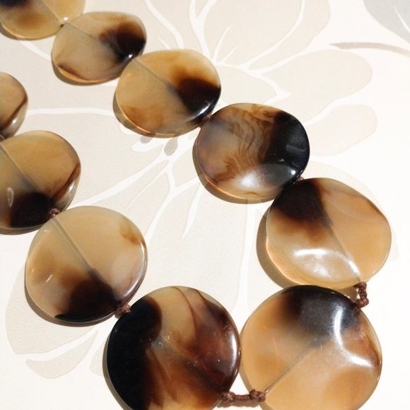 Pre-loved oversize acrylic necklace on rope - Picture 3 of 3